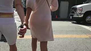 Senzualna djevojka brineta sigurno zna kako pravilno ispolirati mesnati kurac naj pornic