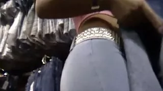 Zgodna i prsata azijska beba s prekrasnom crnom kosom koja grbavi pornići najbolji i trlja na tvrdom kurac