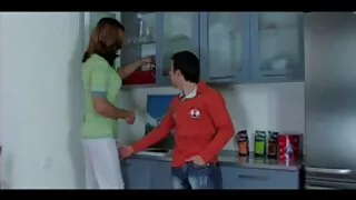 Razigrana kurva Brooke Skye prekriva svoje golo tijelo ružičastim ručnikom za najbolji pirnici kupanje