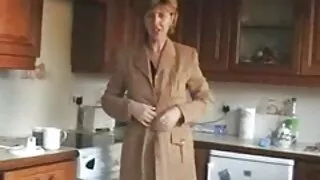 Blijedoputa plava motika najbolji besplatni pornići s obješenim sisama liže svoju mokru macu