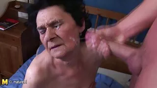 Razmažena azijska cura Naami Hasegawa pornići najbolji poigrava svoju mačku