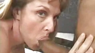 Tetovirana plava kuja Megan Monroe predstavlja tvrdi najbolji porno sex solo u kupaonici