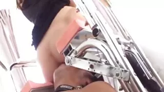 Tetovirani klinci buše jednu domaćicu gladnu seksa dok joj je muž na poslovnoj porno najbolji traci