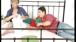 Otrcana besplatni pornici najbolji crnka kurva daje glavu 2 tvrda kučka u MMF seks orgiji