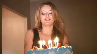 Buxom crvenokosa MILF daje sparno najbolji pornjici duboko grlo svom muškarcu