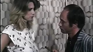 Prsata najbolji porno film MILF u mrežastim čarapama prikovana je u misionarskom stilu