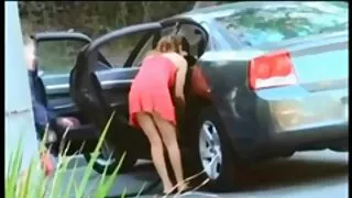 Zavodljiva grudna kuja se svlači i najbolji pornjici siše slatku lizalicu na otvorenom