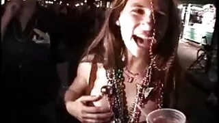 Dvije prsate tamnokose hotties strastveno puše najboljiporno jedan tvrdi zašećereni penis