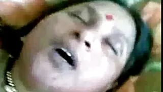 Napaljena cura u crvenim mrežastim čarapama jaše svog seksualnog partnera dobar porno film unatrag i licem u lice