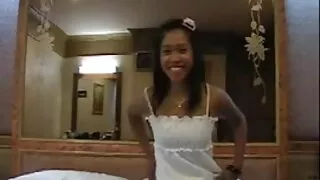 Atraktivna azijska djevojka jebena pseći dok daje najbolji sex porno glavu