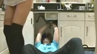 Napaljena crnokosa dama s nauljenim sisama radi porno najbolji solidan posao s sisama svom muškarcu