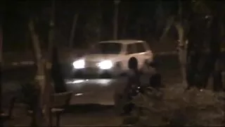 Pohotna najbolji porno film brineta s crvenim usnama gorljivo masturbira na sofi