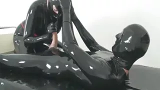 Tetovirana drolja popuši duboko grlo i dobar porno film pojebe joj muf